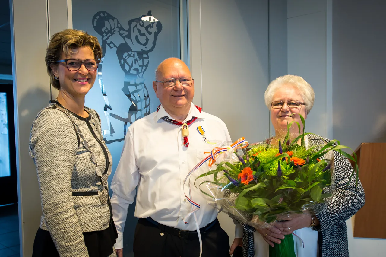 foto uitreiking ko de heer zuijdijk