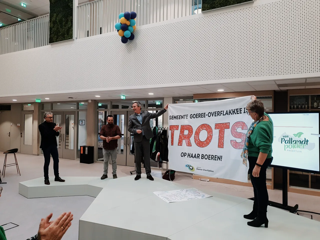 overhandiging boerenvlag aan lijsttrekker meindert stolk en regiokandidaat tea both verhoeven