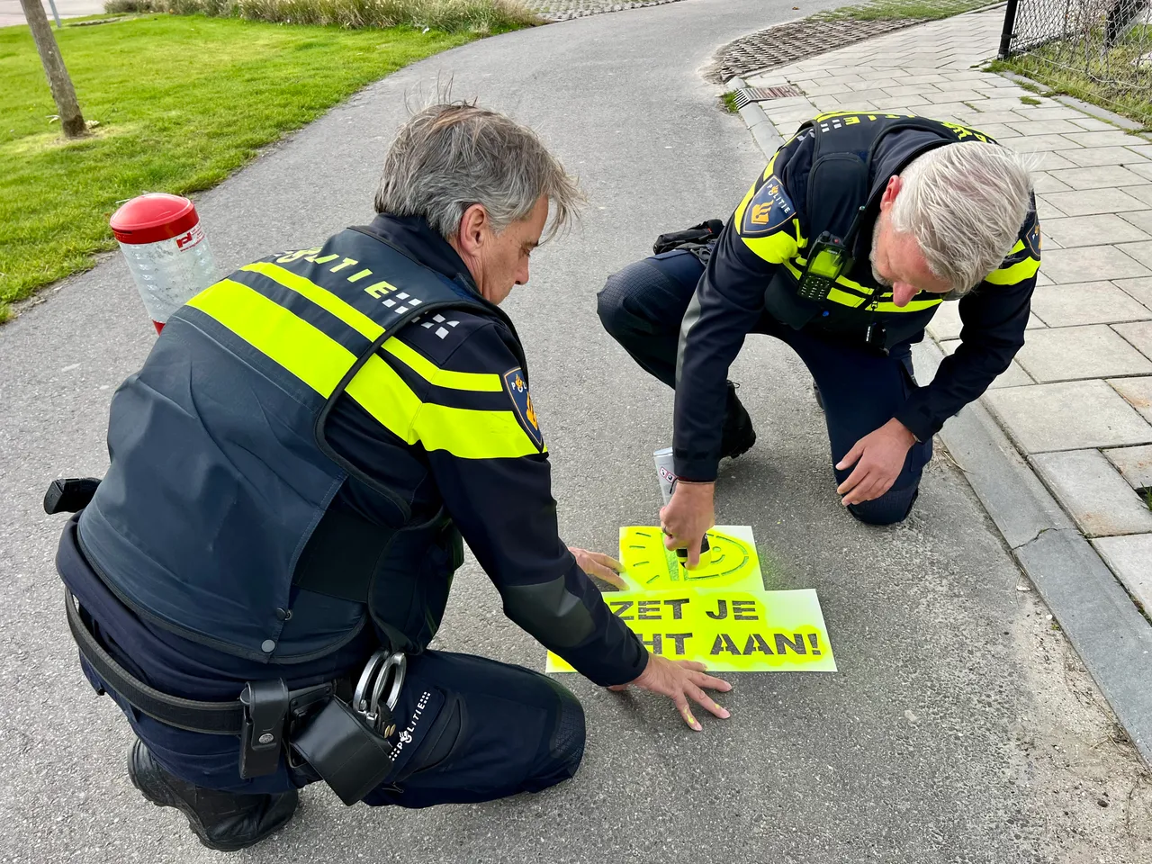 zet je licht aan agenten spuiten markeerspray bij fietspad beroepscampus sommelsdijk