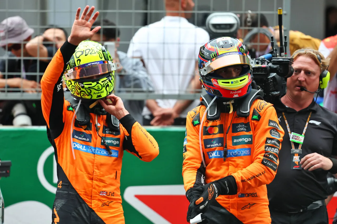 Lando Norris (Links) en Oscar Piastri (Rechts) zwaaien naar fans na de één-twee in China.