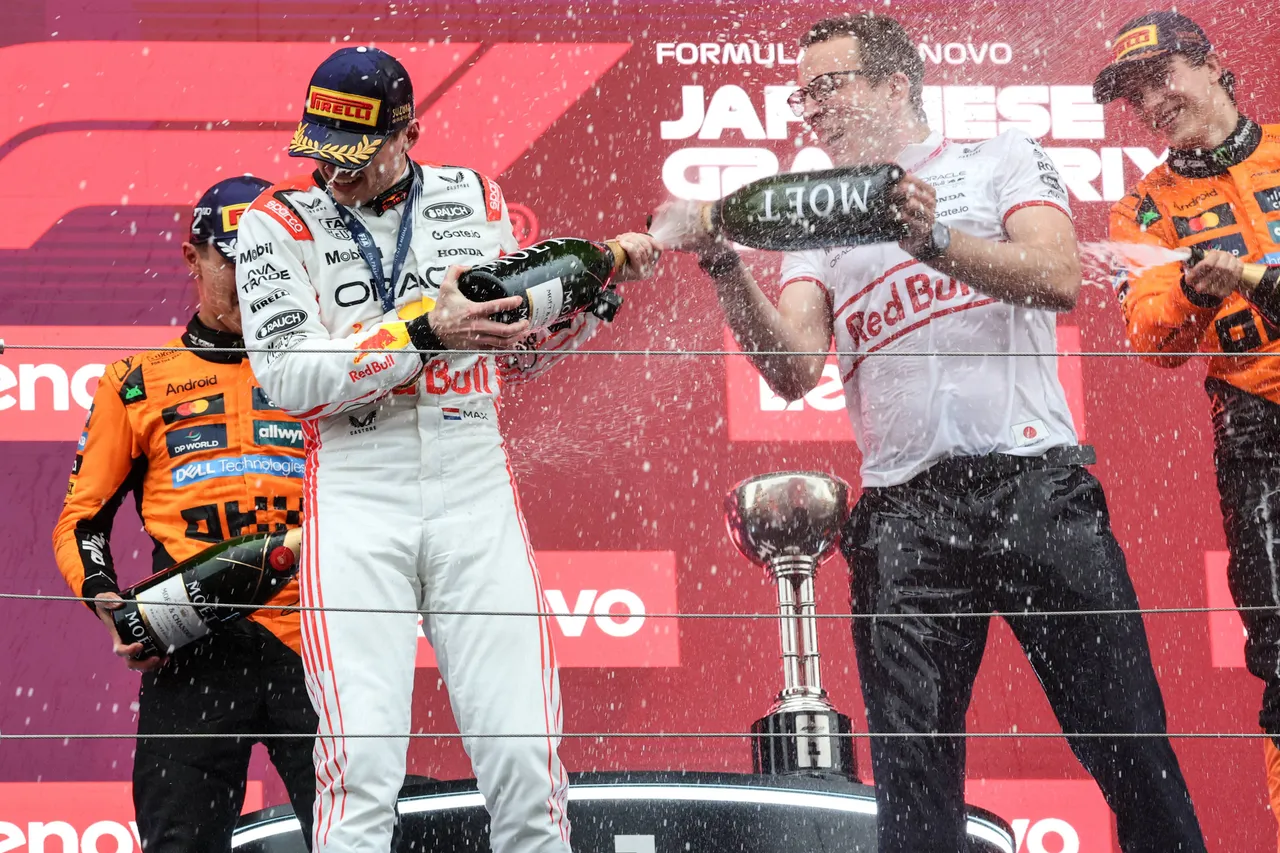 Max Verstappen celebrando sua sublime vitória no Grande Prêmio do Japão no pódio em Suzuka