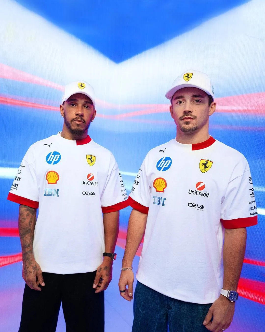 Lewis Hamilton e Charles Leclerc com novas camisetas da Ferrar