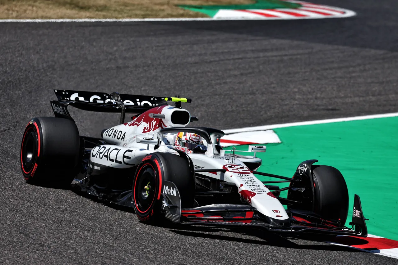 Yuki Tsunoda fährt den RB21 in Suzuka