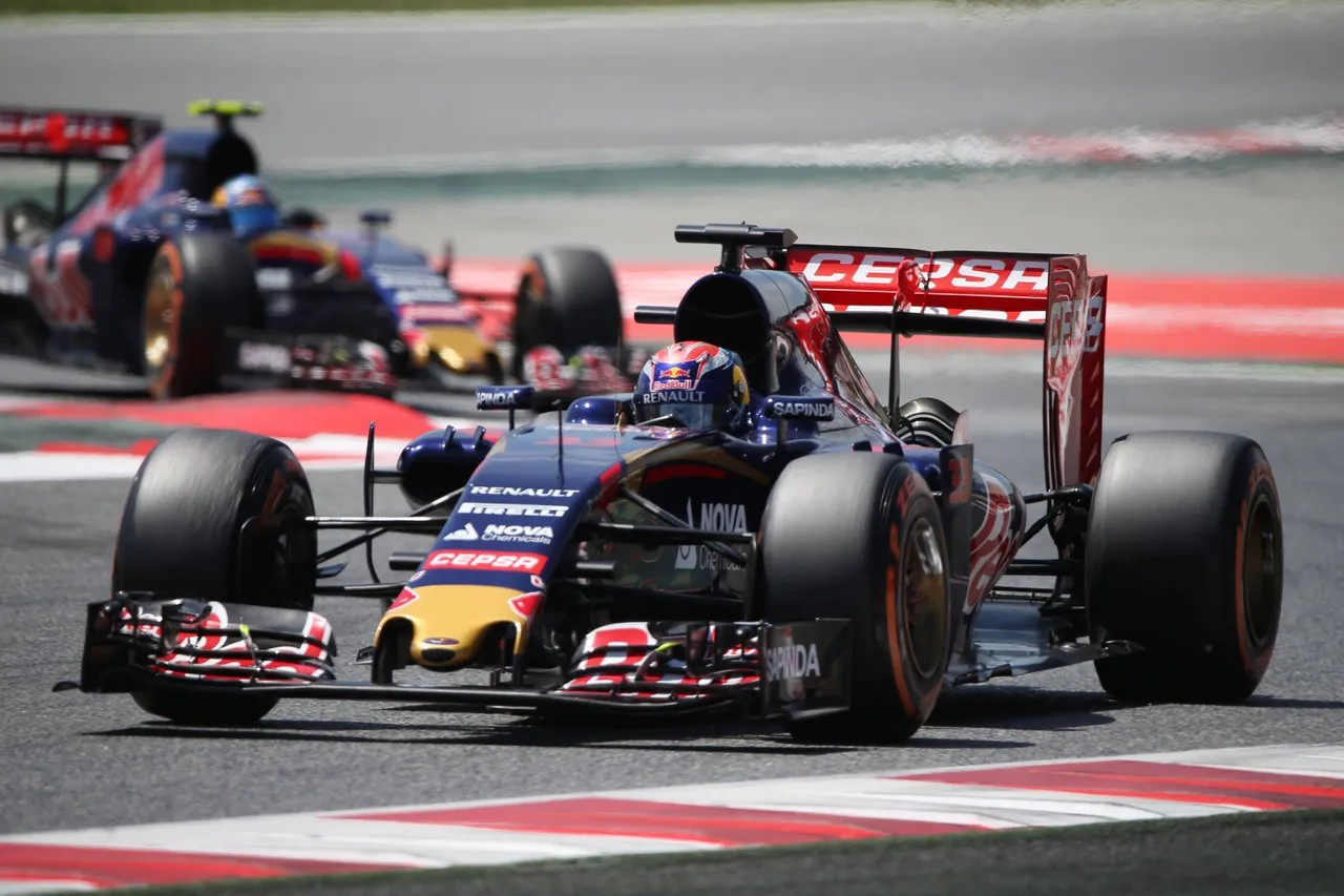 Max Verstappen e Carlos Sainz na Toro Rosso no GP da Espanha de 2015