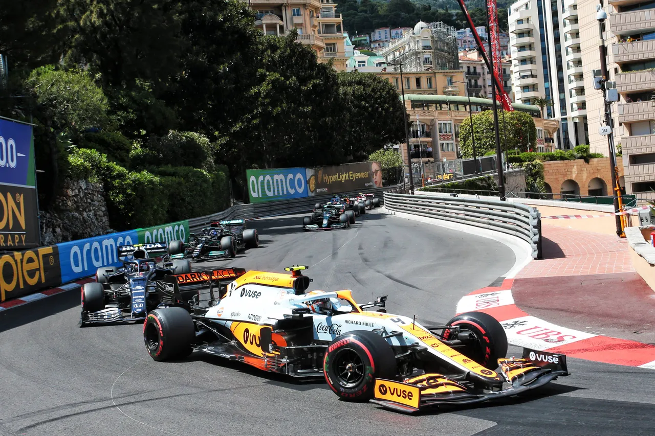 Norris en photo dans la McLaren Gulf lors du GP de Monaco 2021