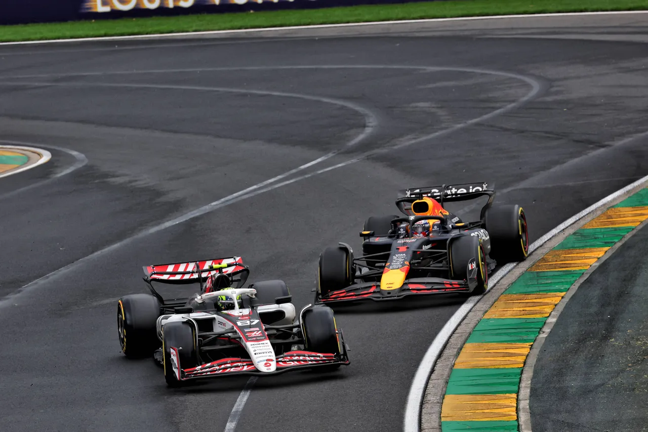 Oliver Bearman kommt vor Max Verstappen während der Safety-Car-Periode im Großen Preis von Australien heraus.