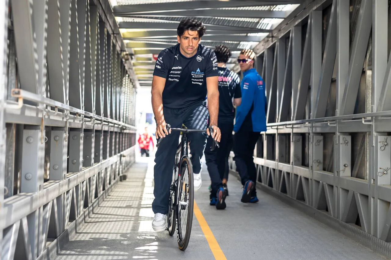 Carlos Sainz arrives by bike for one of the most iconic races on the calendar