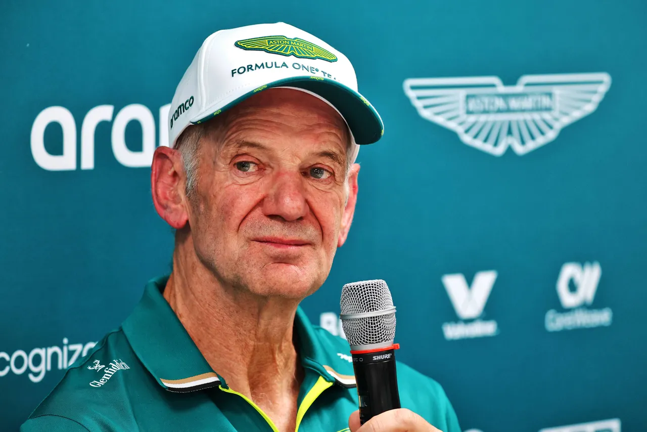 Adrian Newey staat de pers te woord in Monaco.