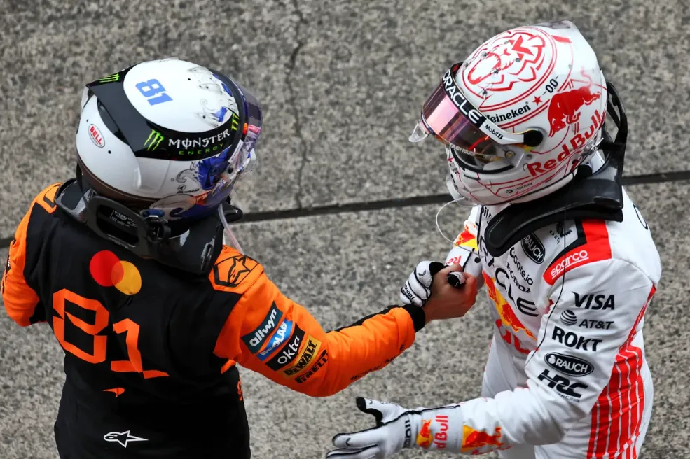 Piastri e Verstappen se cumprimentam após a Classificação em Ímola