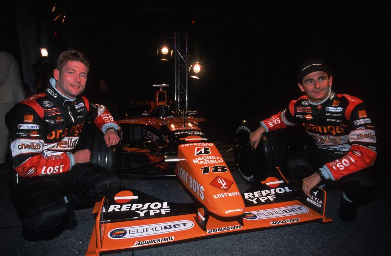 Jos Verstappen en Pedro de la Rosa bij de presentatie van Arrows