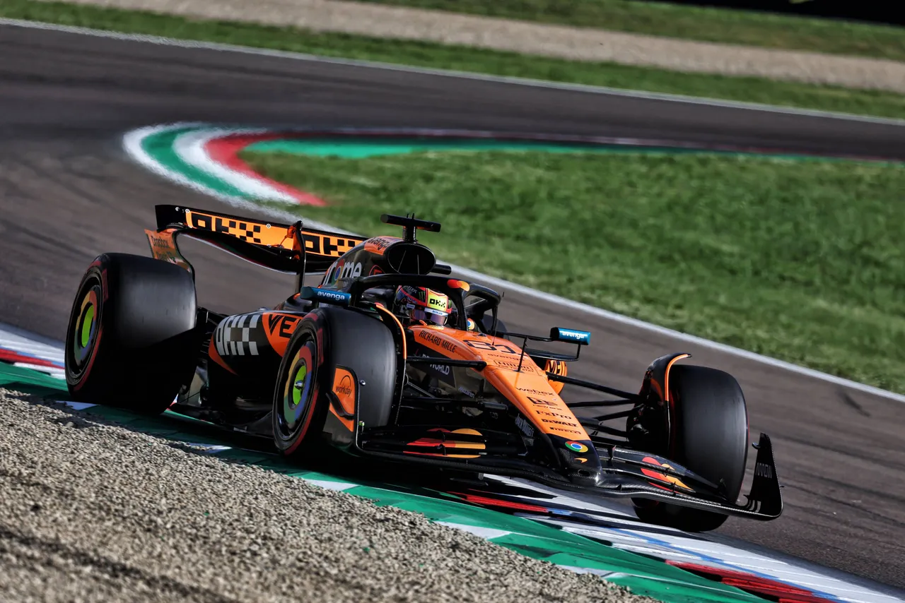 Oscar Piastri in actie op het circuit van Imola.