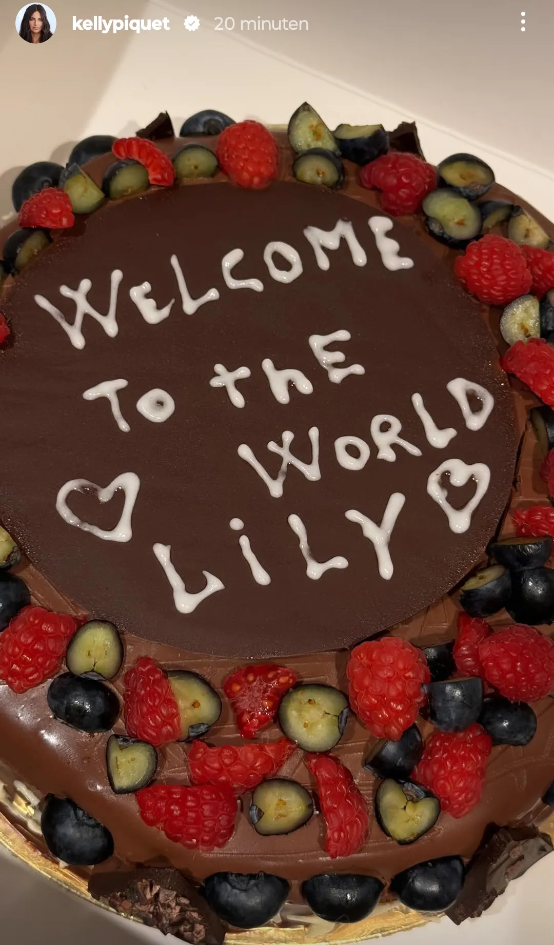 Kelly Piquet shares cake and flowers after the birth of daughter with