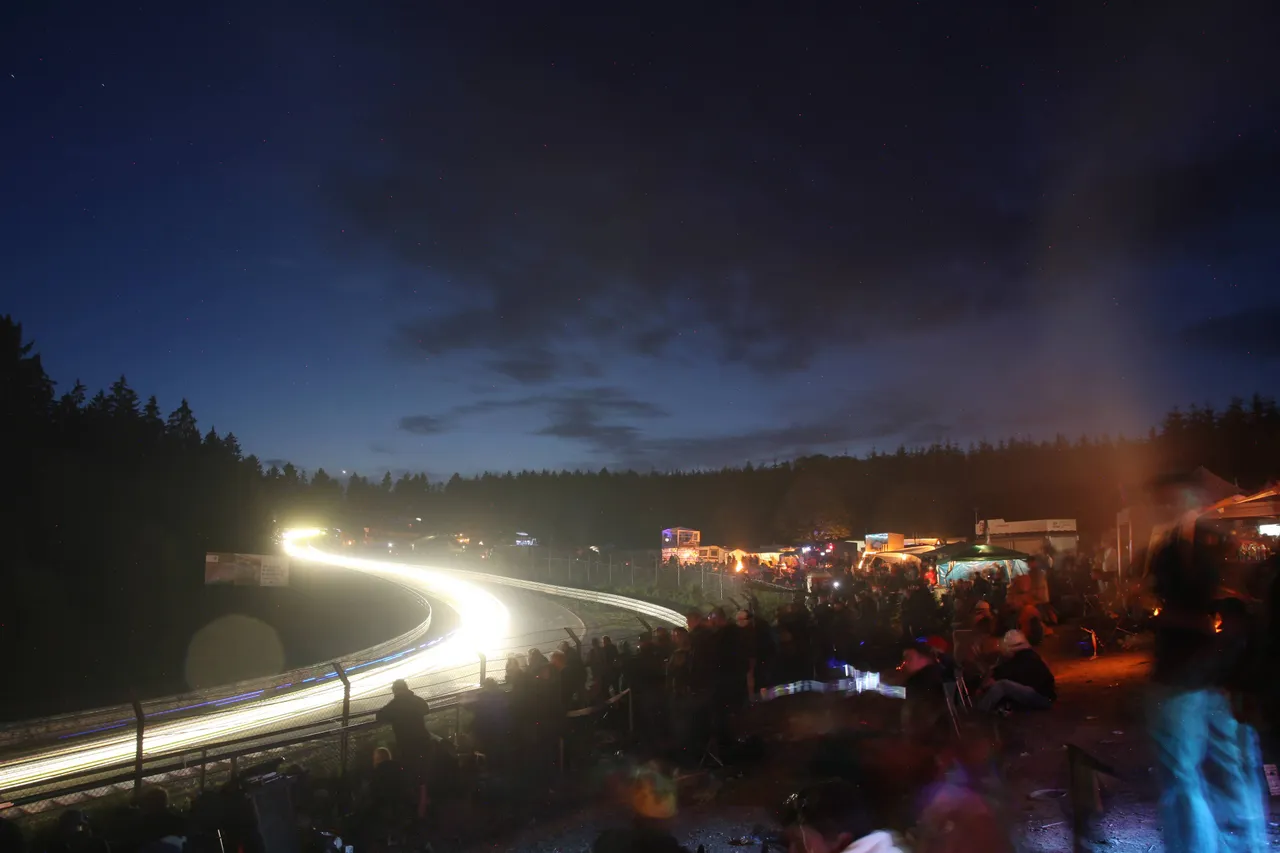 A corrida de 24 horas na icônica pista alemã atrai centenas de milhares de espectadores anualmente