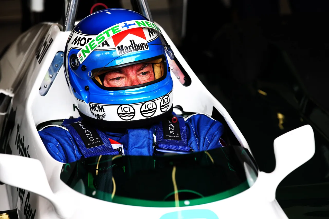 Keke Rosberg an Bord des Williams FW08 in Monaco im Jahr 2018.