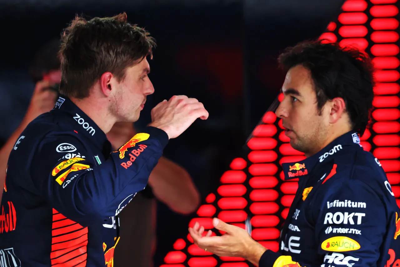 Verstappen et Perez discutant de leur bataille après le Sprint dans le Parc Fermé