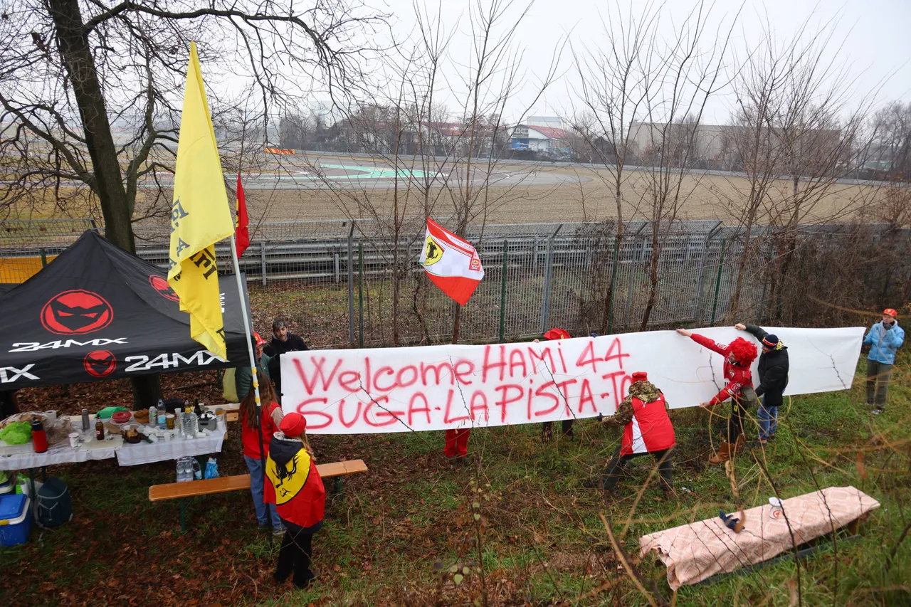 Fiorano estava lotado de fãs quando Lewis Hamilton fez sua estreia na Ferrari em janeiro