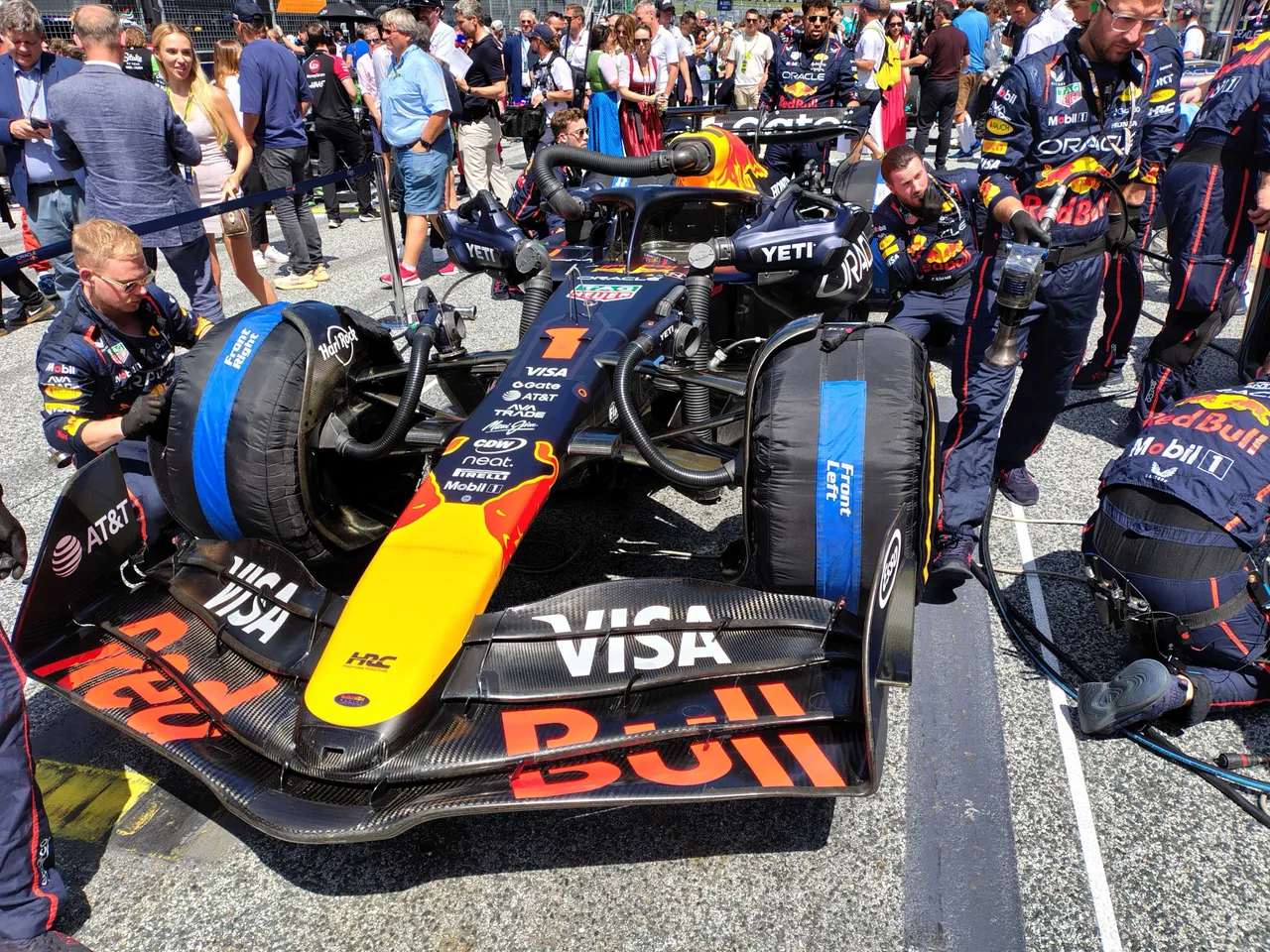 L'auto di Verstappen sulla griglia prima del Gran Premio d'Austria