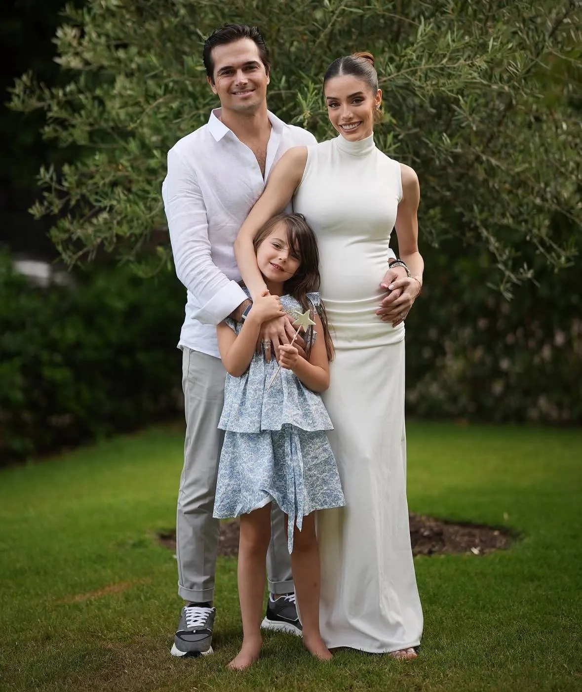 Penelope, de dochter van&nbsp;Kelly Piquet, met haar oom en tante
