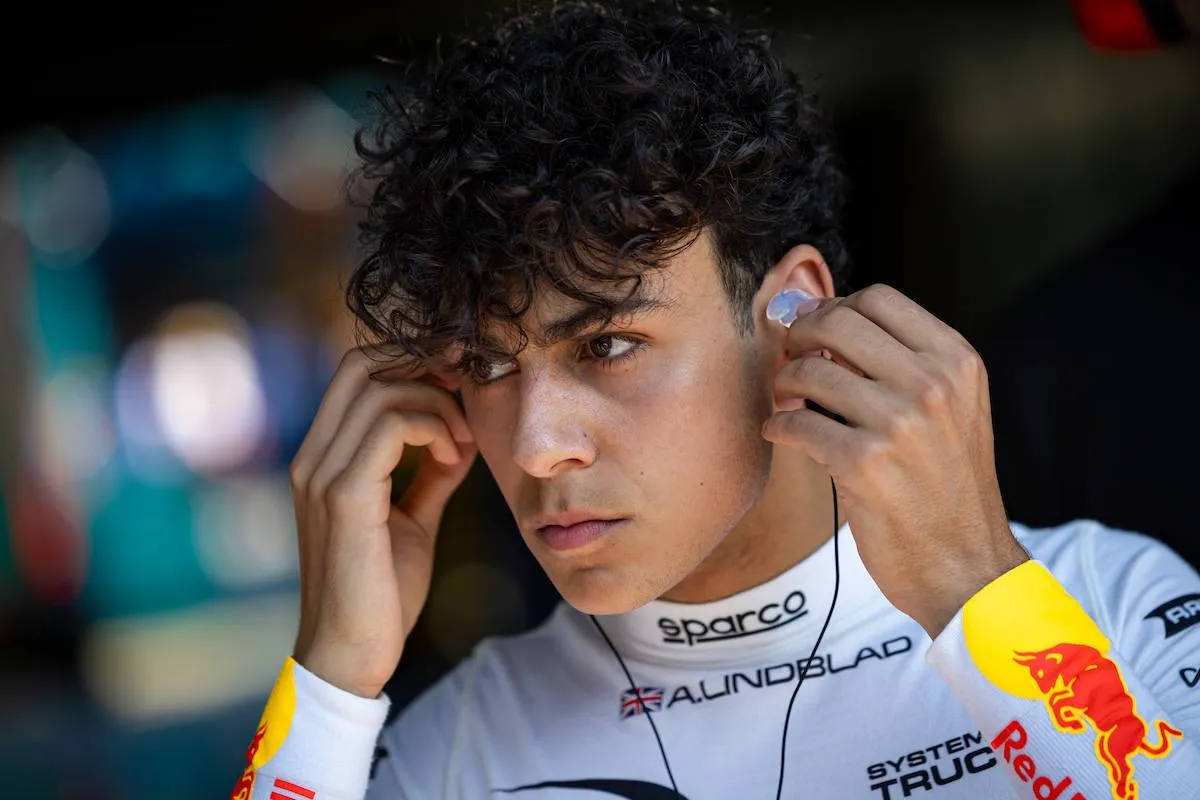 Arvid Lindblad bereitet sich auf eine zweite Session in einem F1-Auto vor