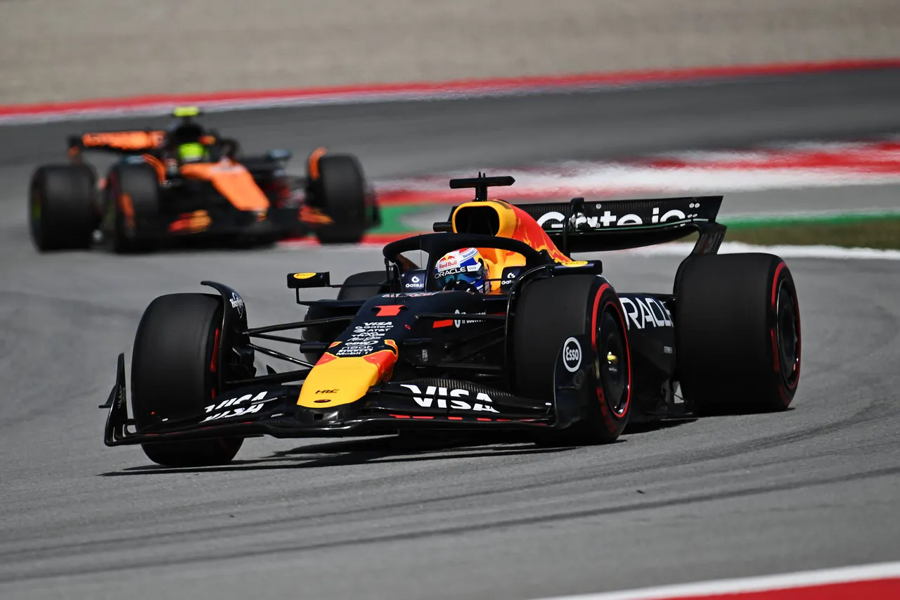 Max Verstappen en Lando Norris tijdens de Grand Prix van Spanje