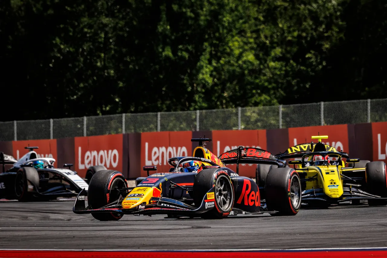 Pepe Marti tijdens de F2-sprintrace in Oostenrijk