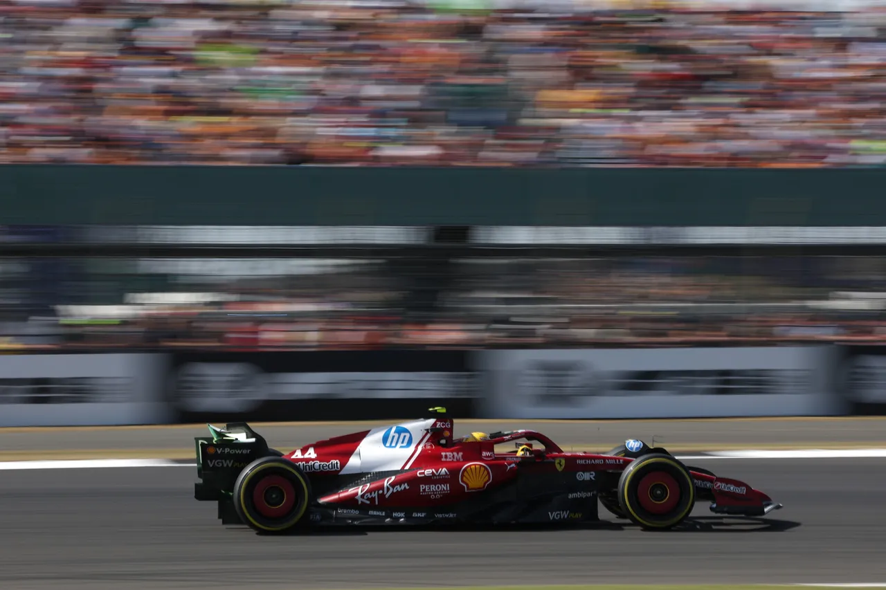 Hamilton fährt den SF-25 in Silverstone