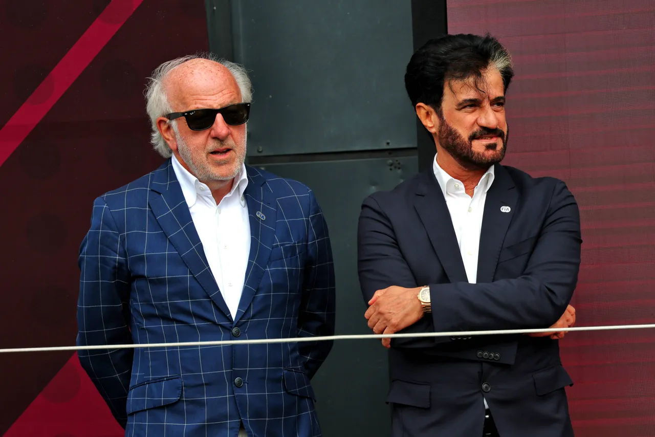 David Richards (links) verfasste einen scharf formulierten Brief, der Mohammed Ben Sulayem (rechts) und seine Verwaltung kritisierte. Beide stehen zusammen in Silverstone
