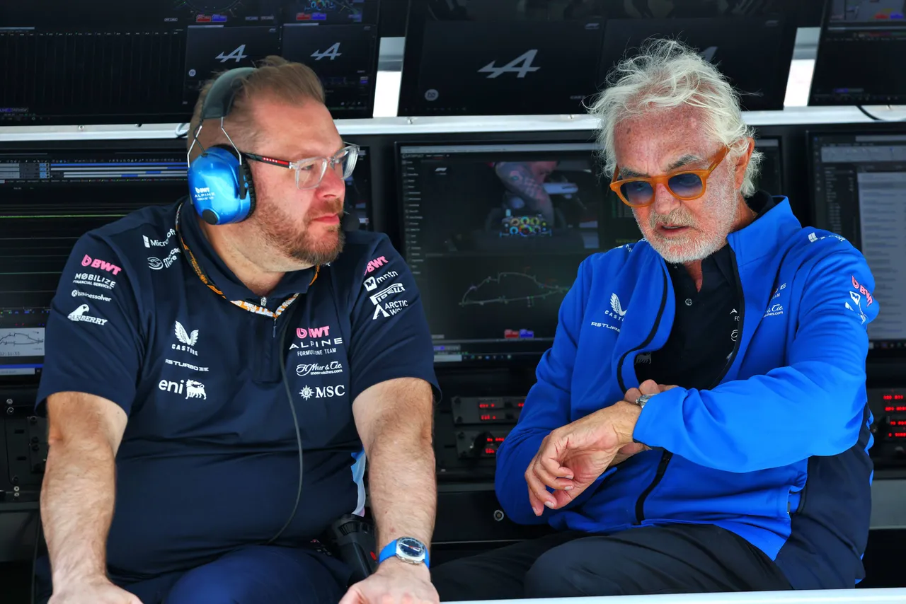 Flavio Briatore kijkt op zijn horloge