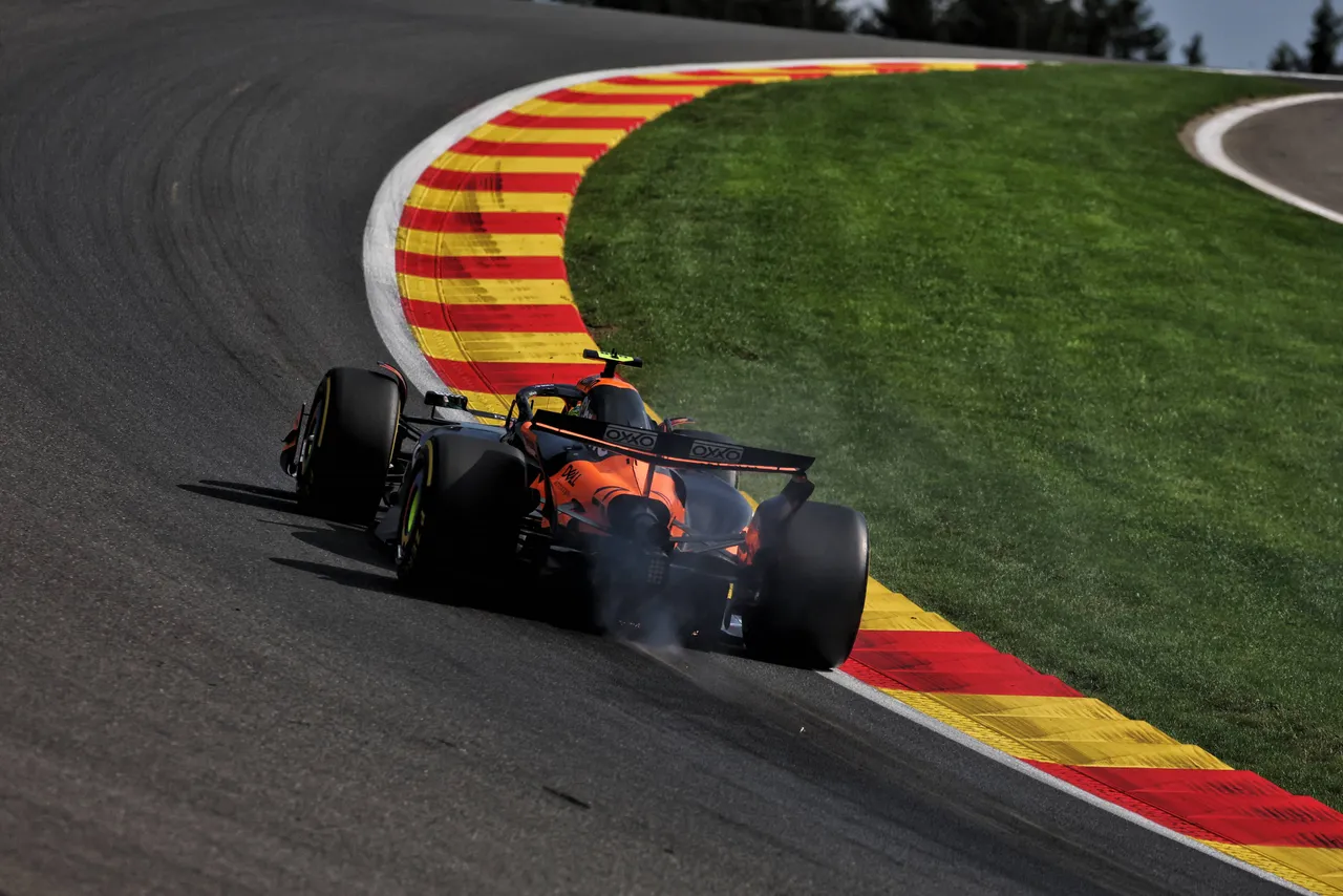 Lando Norris' McLaren, der rauchend die Eau Rouge erklimmt