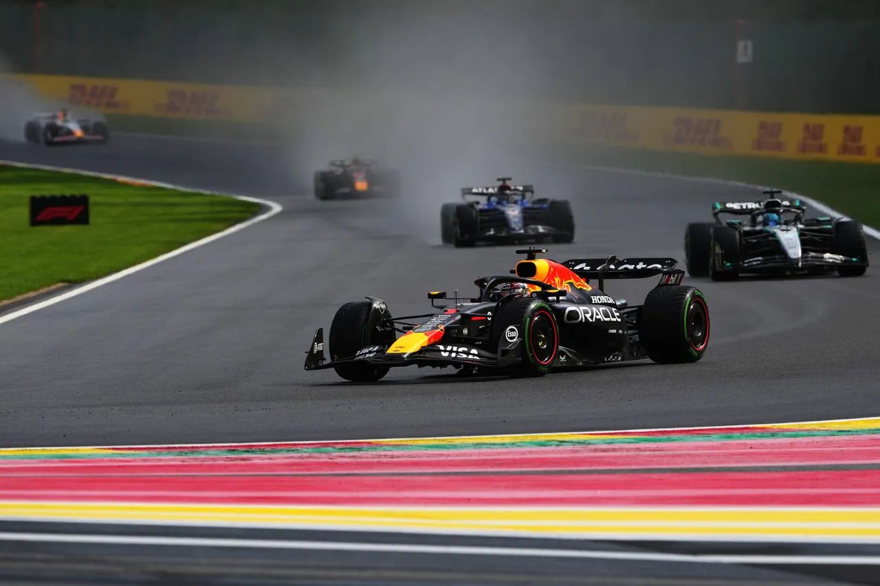 Max Verstappen op een natte baan in België - Red Bull Contentpool