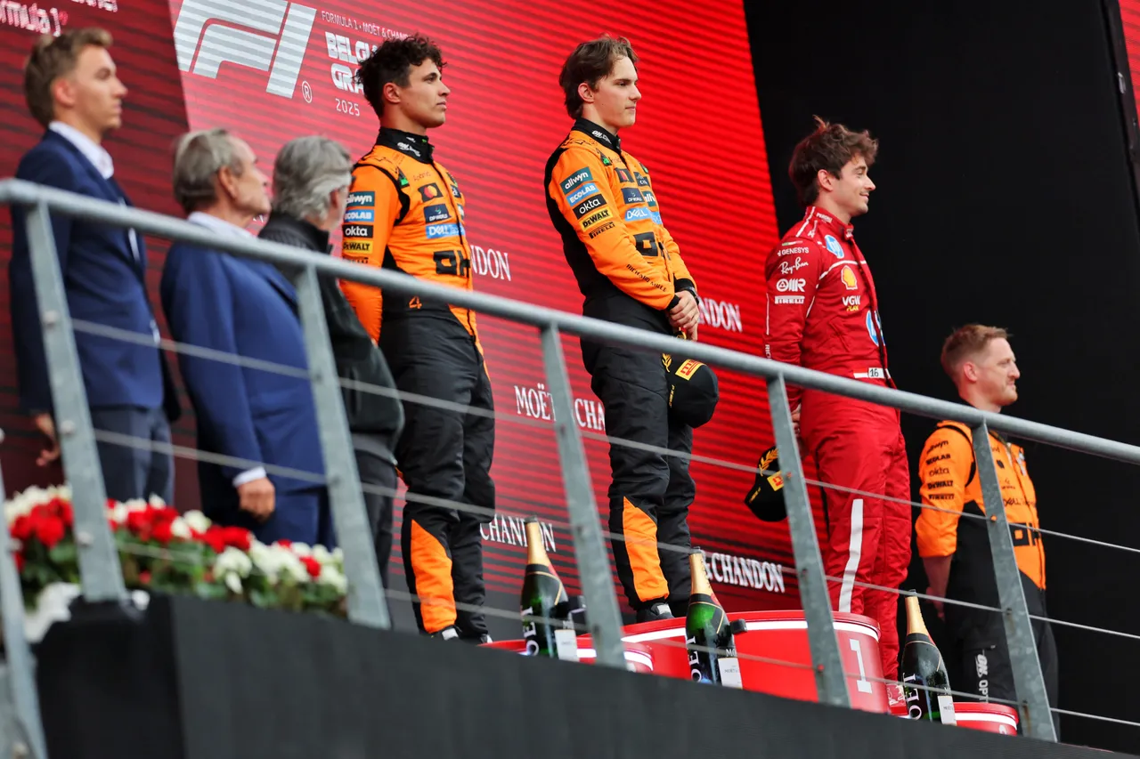 Lando Norris auf dem Podium in Belgien, wo er hinter Oscar Piastri landete