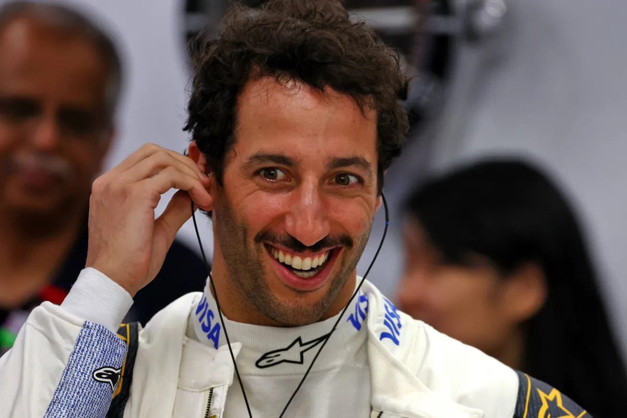 daniel-ricciardo-smiling