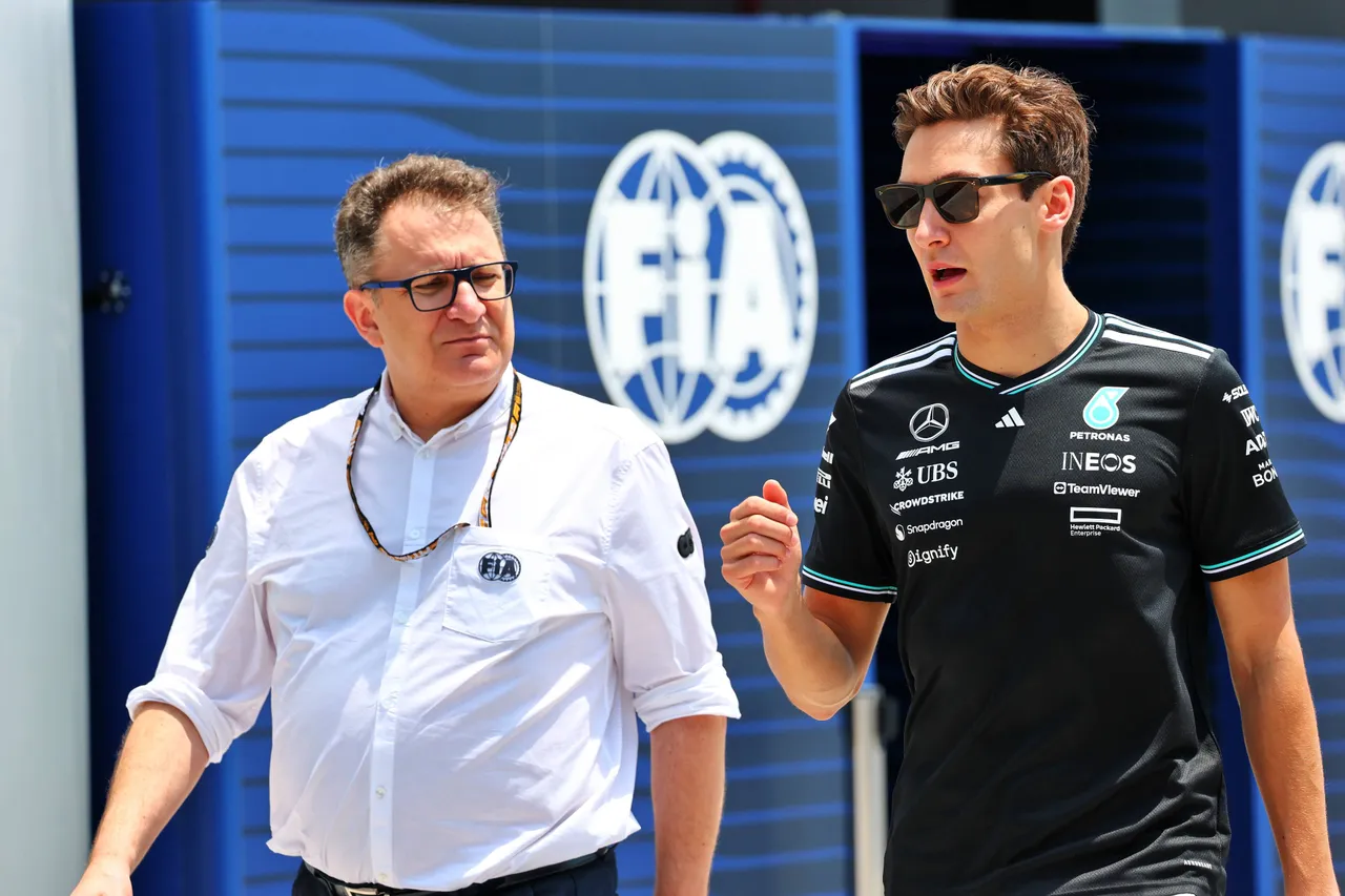 Nikolas Tombazis met George Russell -&nbsp;Foto: RacePictures