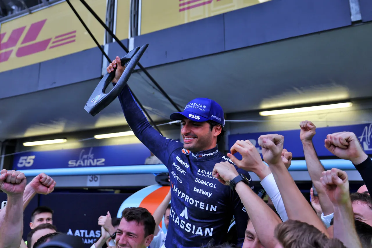 Carlos Sainz vierde zijn eerste podium met Williams - Foto: RacePictures