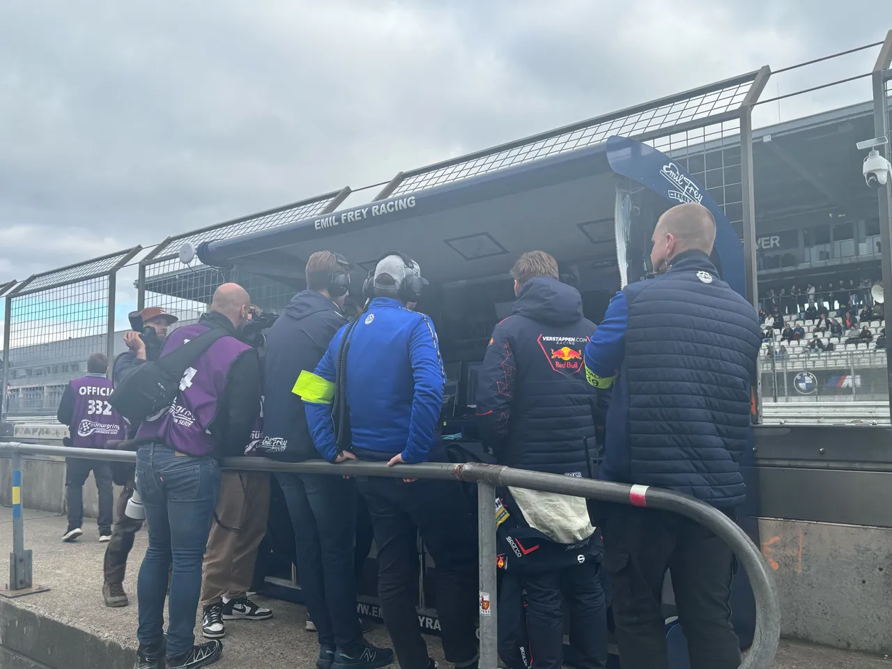 verstappen-pit-wall