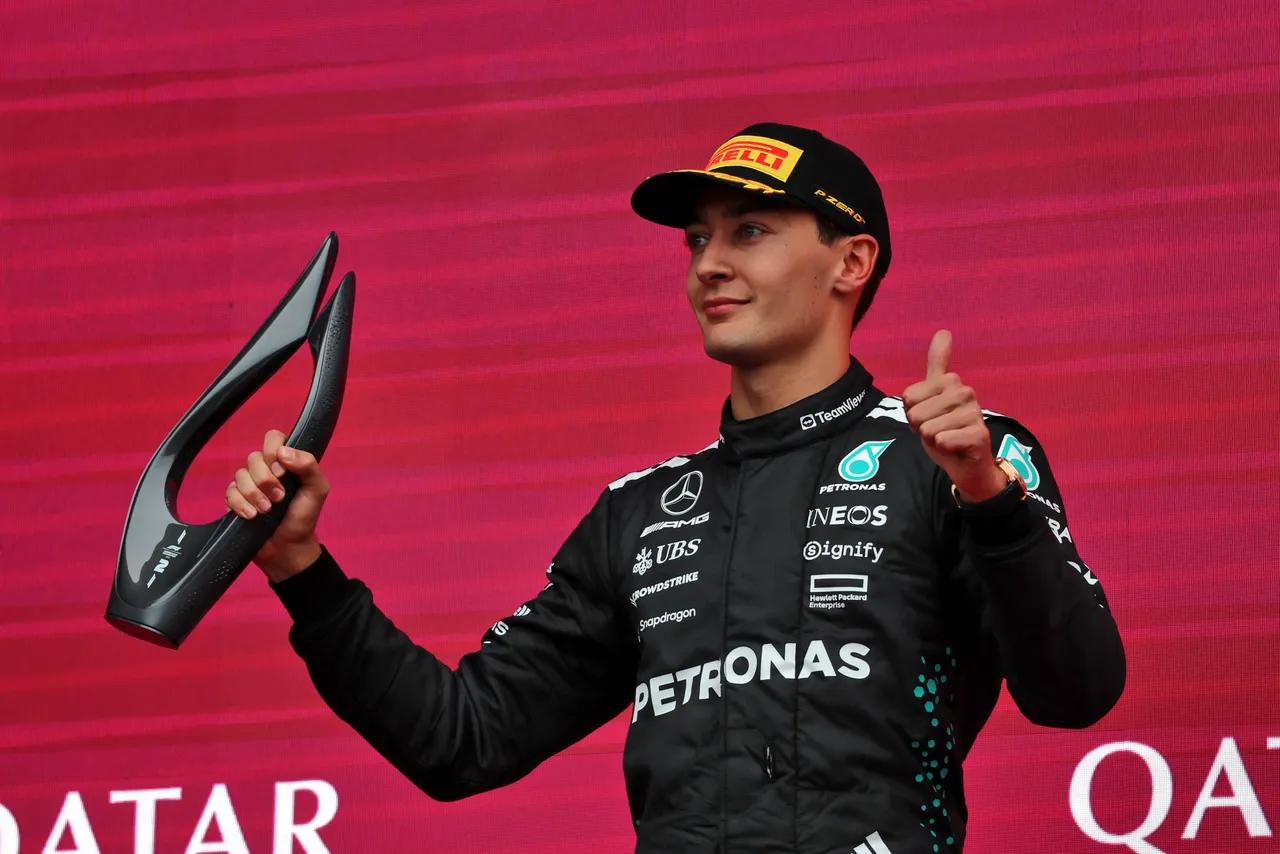 George Russell op het podium in Baku - Foto: Racepictures
