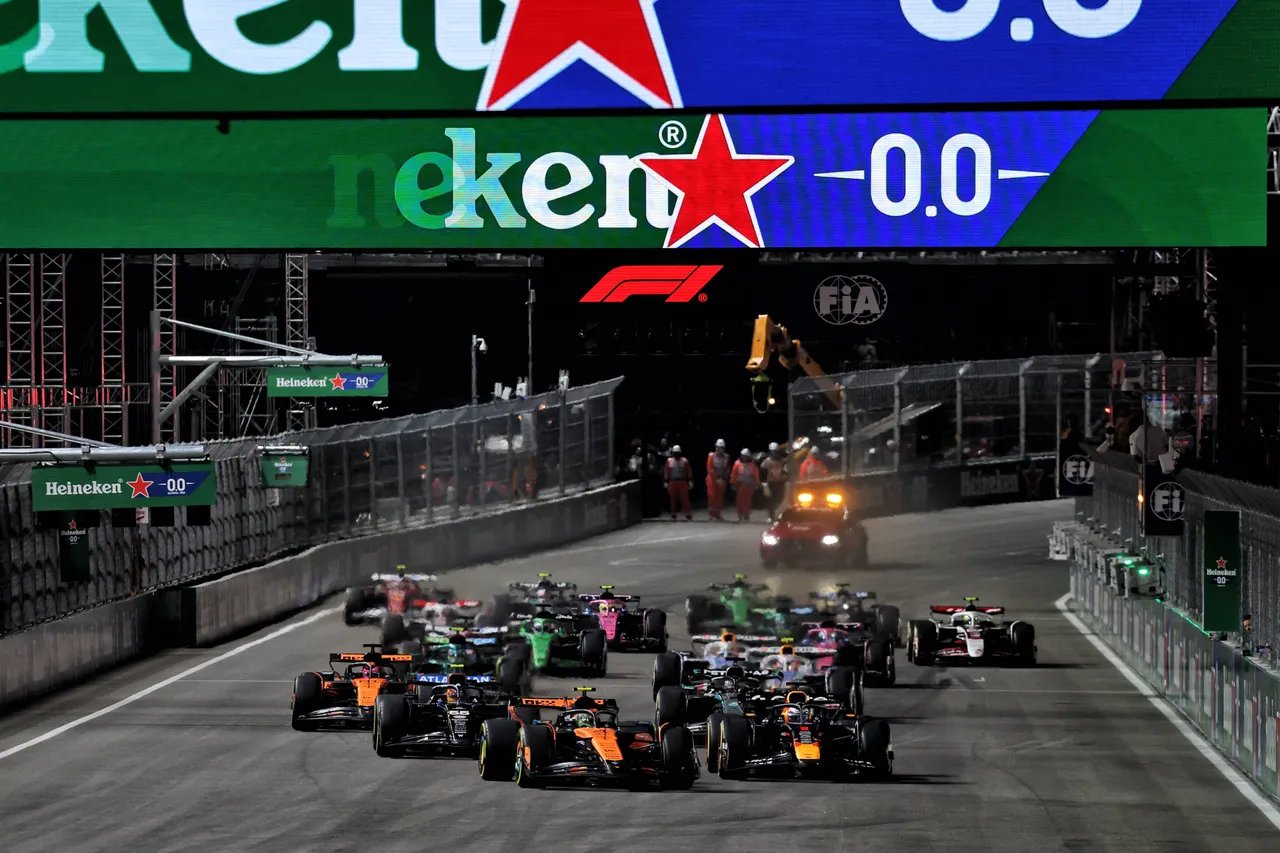 Verstappen-norris-las vegas start-racepictures-jpeg