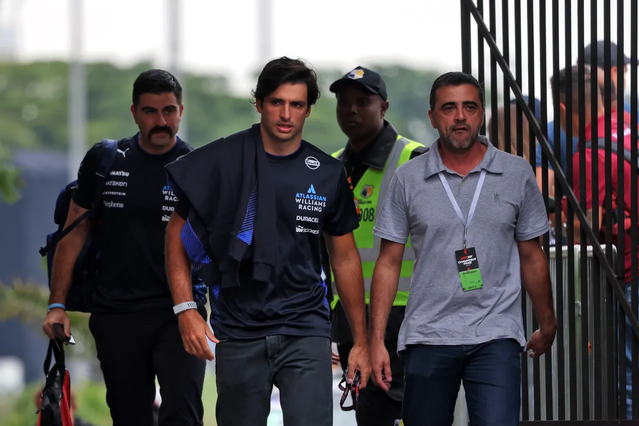 sainz-arriving-to-paddock