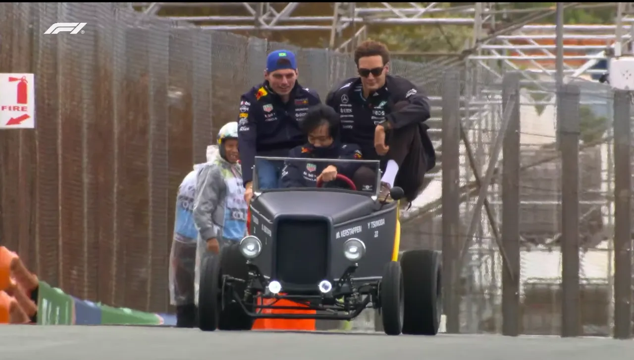 Russell krijgt een lift van Red Bull - Foto: F1TV