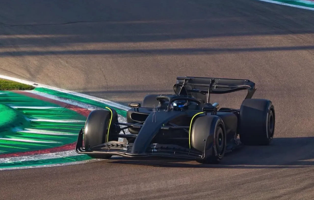 Perez test in een Ferrari op Imola - Foto: IG: @fp_images_