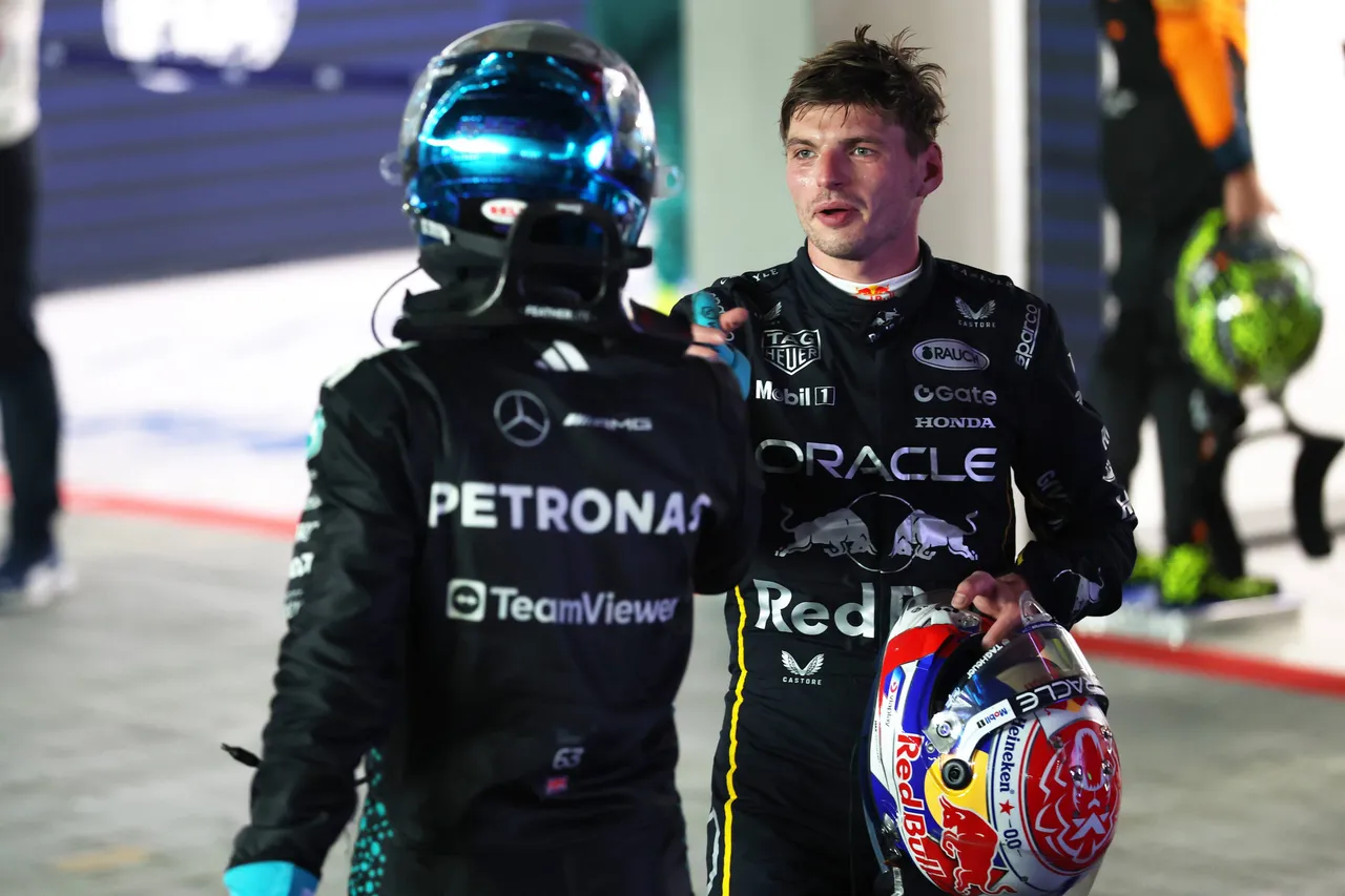 Max Verstappen en George Russell schudden elkaar de hand in Parc Fermé in Singapore.