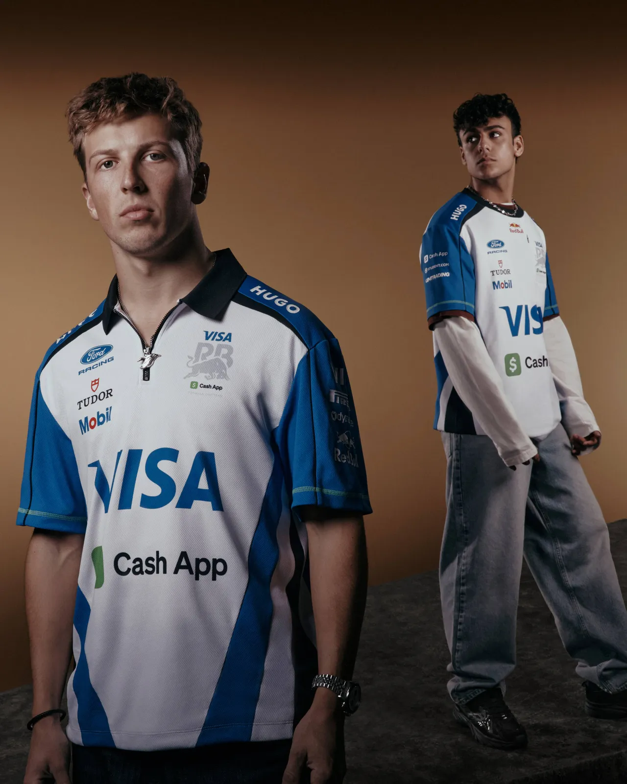 Liam Lawson en Arvid Lindblad onthullen de nieuwe teamkleding van Racing Bulls - Foto: Red Bull Content Pool