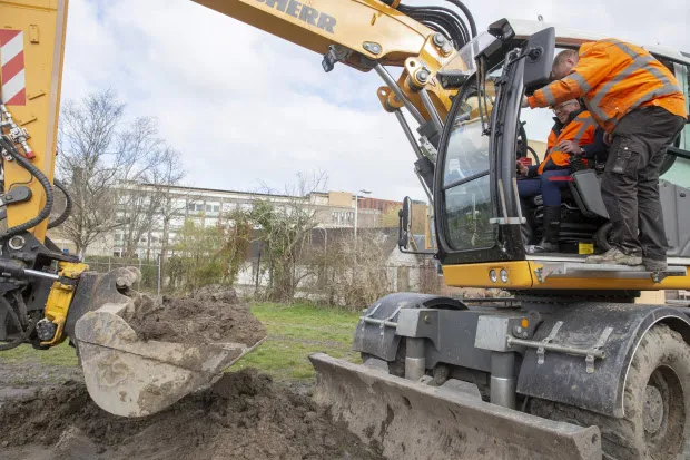 schop de grond in voor nieuw busknooppunt umcg noord