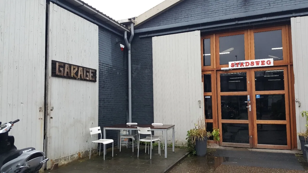 stadsweg en garage