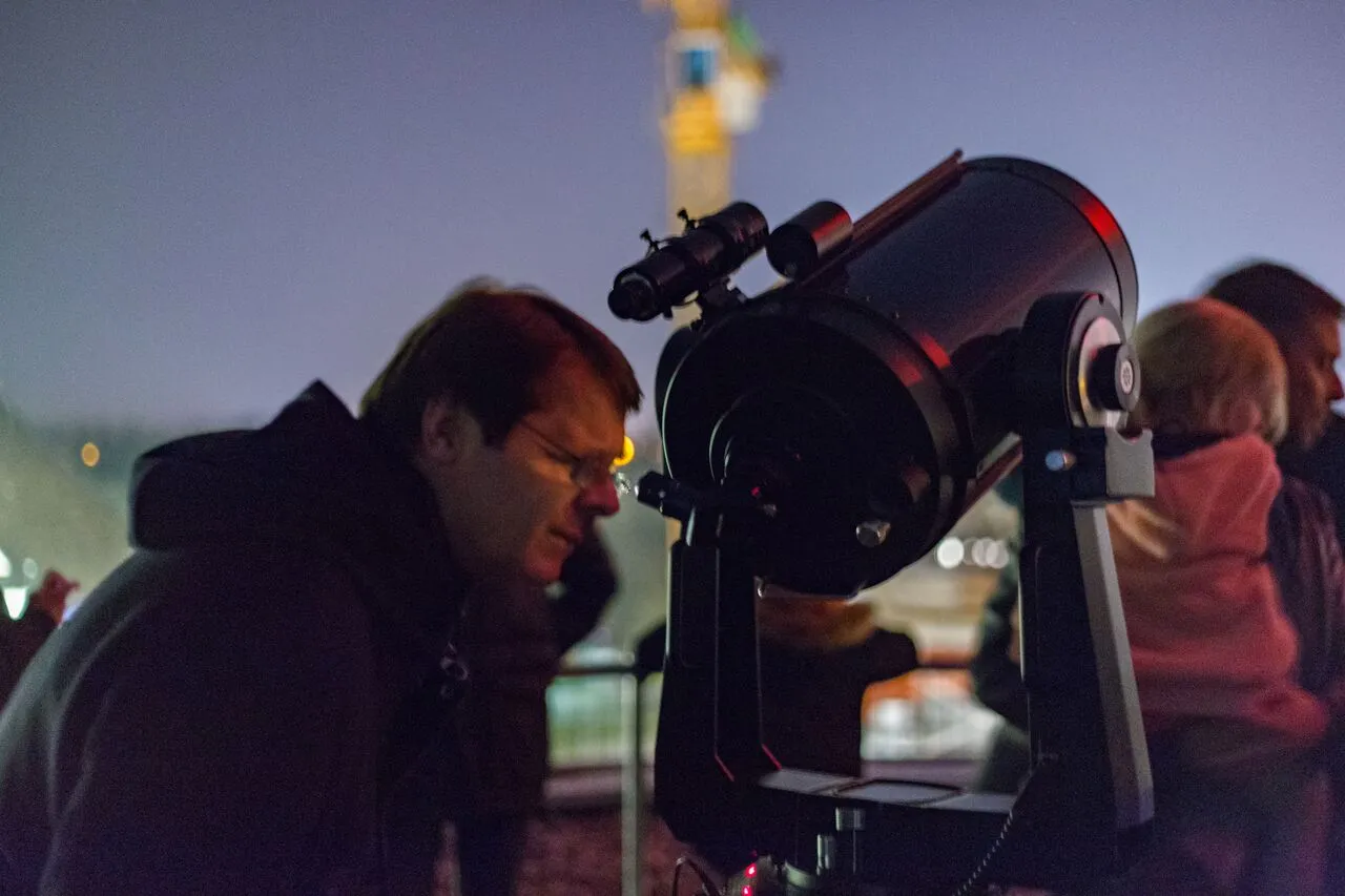 unspecifiedjupiter bekijken door een telescoop foto joost van den born