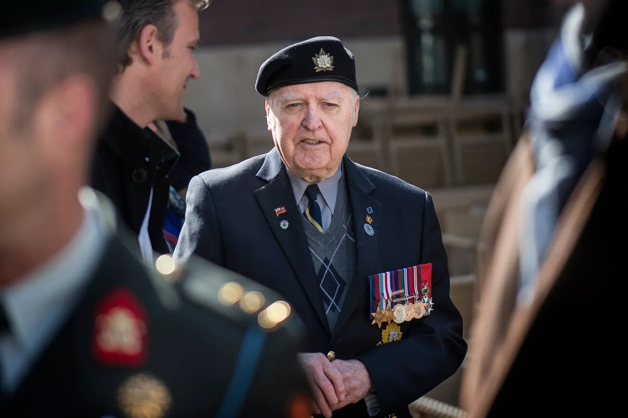 veteraan stanley butterworth bezoekt glazen tank in groningen 3 1