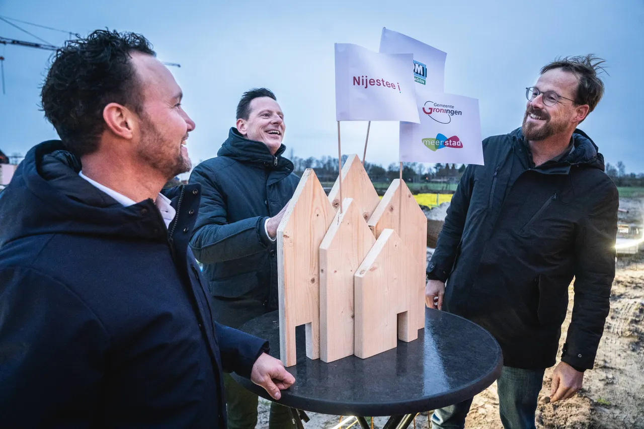 @Siese Veenstra - Van links naar rechts Sander van der Tol (Nijestee), Arjen Moes (VDM) en Rik van Niejenhuis (Wethouder)