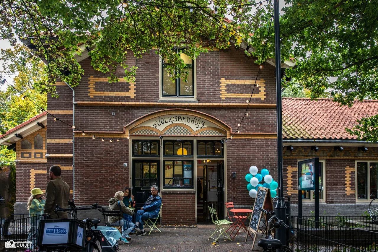 badhuis gebouw