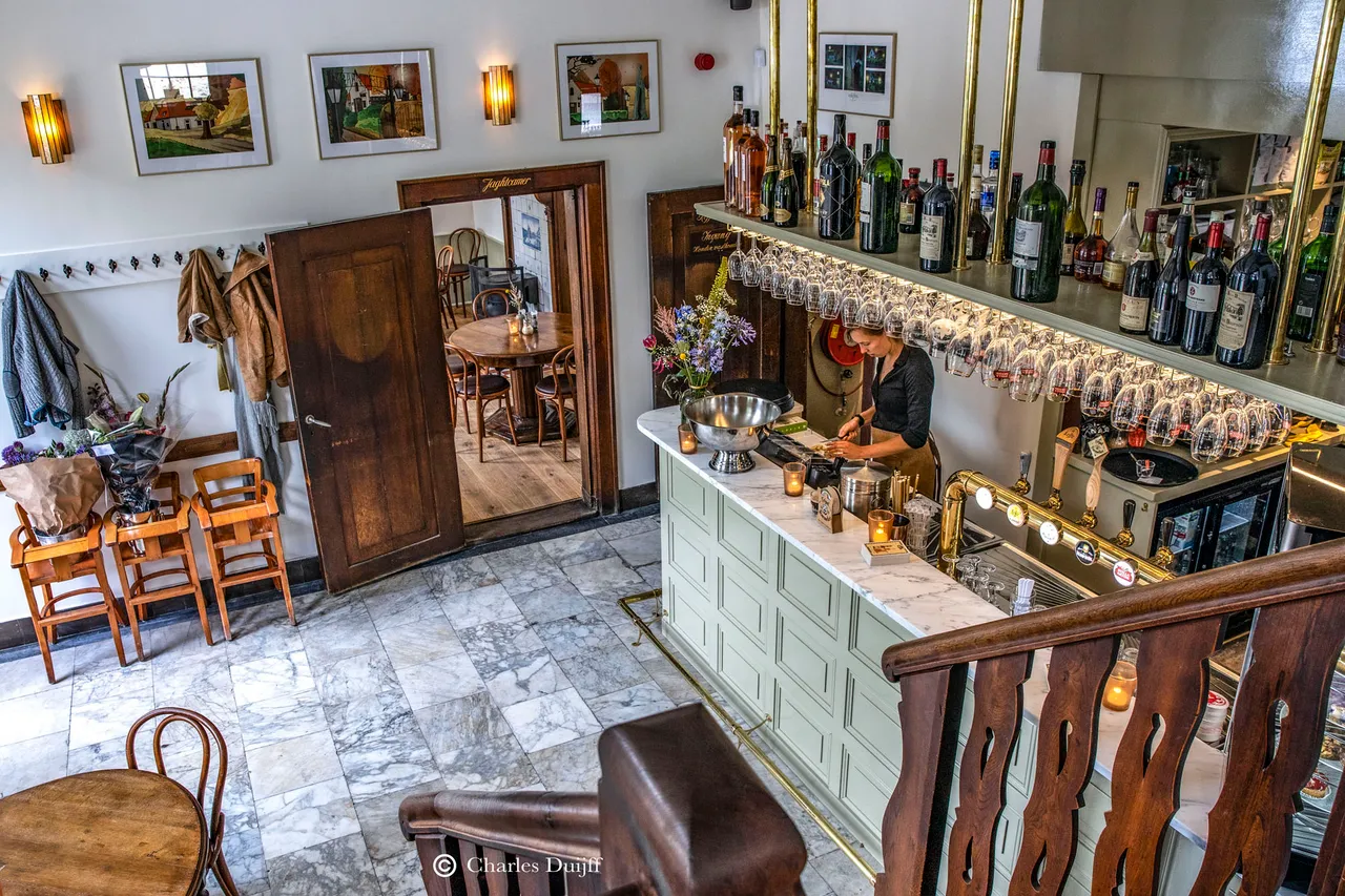 bar