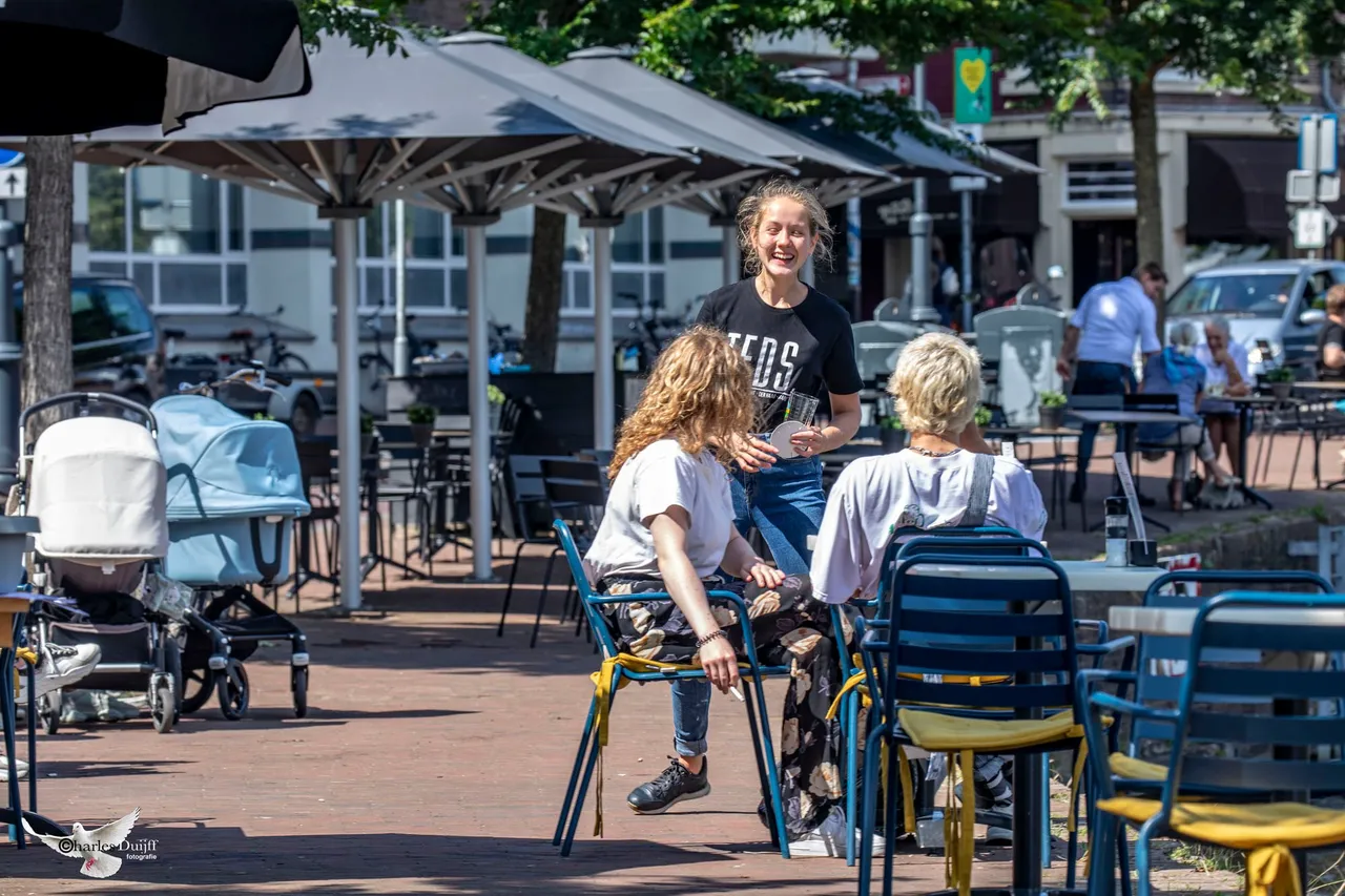 bediening vrolijk